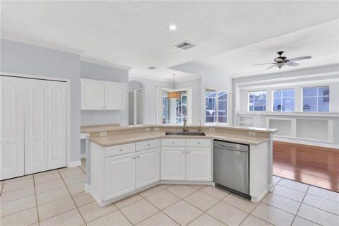 House in Apopka, Florida 4 bedrooms, 324.23 sq.m. № 2095669 - photo 13