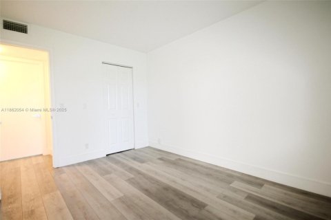 Condo in Pembroke Pines, Florida, 2 bedrooms  № 1892358 - photo 16
