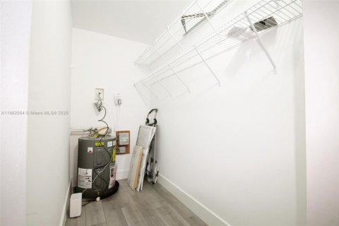 Condo in Pembroke Pines, Florida, 2 bedrooms  № 1892358 - photo 14