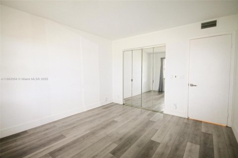 Condo in Pembroke Pines, Florida, 2 bedrooms  № 1892358 - photo 10