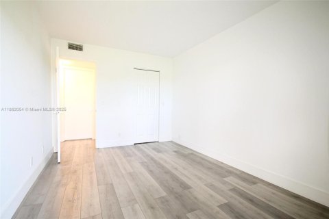 Condo in Pembroke Pines, Florida, 2 bedrooms  № 1892358 - photo 17