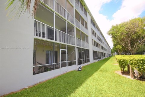 Condo in Pembroke Pines, Florida, 2 bedrooms  № 1892358 - photo 19