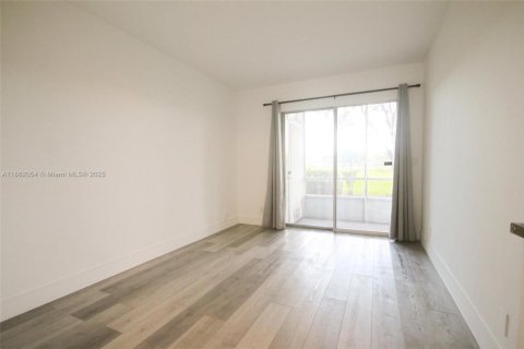 Condo in Pembroke Pines, Florida, 2 bedrooms  № 1892358 - photo 15