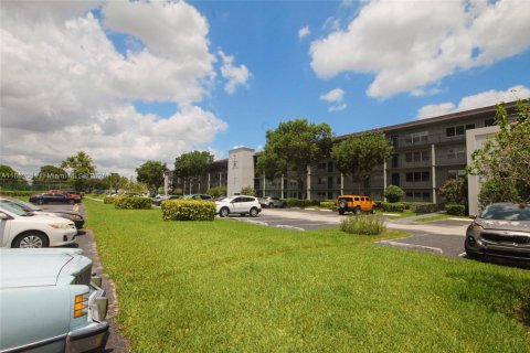 Condo in Pembroke Pines, Florida, 2 bedrooms  № 1892358 - photo 24