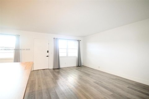 Condo in Pembroke Pines, Florida, 2 bedrooms  № 1892358 - photo 13