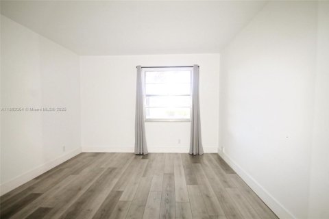 Condo in Pembroke Pines, Florida, 2 bedrooms  № 1892358 - photo 12