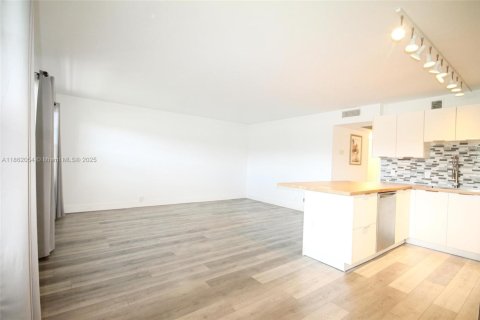 Condo in Pembroke Pines, Florida, 2 bedrooms  № 1892358 - photo 8