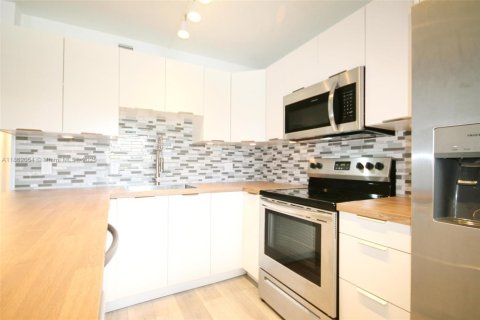 Condo in Pembroke Pines, Florida, 2 bedrooms  № 1892358 - photo 6