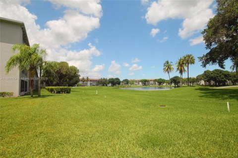 Condo in Pembroke Pines, Florida, 2 bedrooms  № 1892358 - photo 22