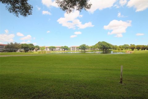 Condo in Pembroke Pines, Florida, 2 bedrooms  № 1892358 - photo 21