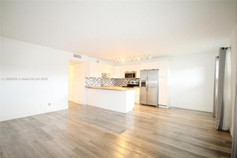 Condo in Pembroke Pines, Florida, 2 bedrooms  № 1892358 - photo 1