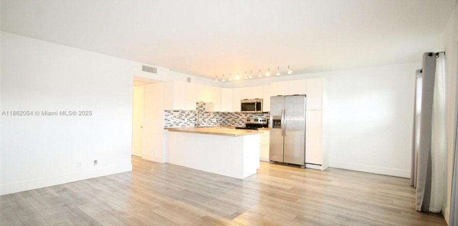 Condo in Pembroke Pines, Florida, 2 bedrooms  № 1892358