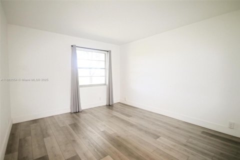 Condo in Pembroke Pines, Florida, 2 bedrooms  № 1892358 - photo 18