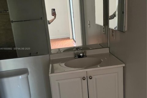 Condo in Miami, Florida, 2 bedrooms  № 1989531 - photo 11