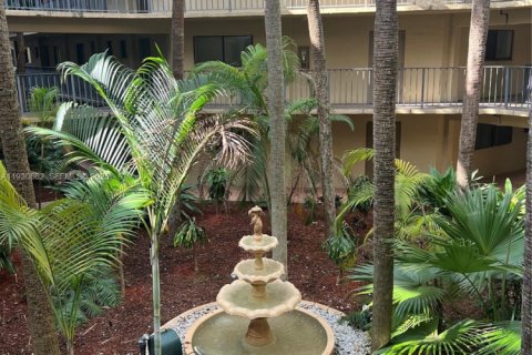 Condo in Miami, Florida, 2 bedrooms  № 1989531 - photo 1