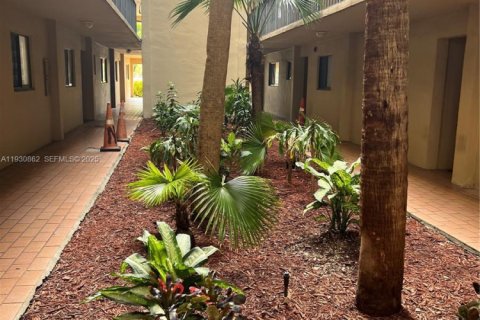 Condo in Miami, Florida, 2 bedrooms  № 1989531 - photo 2