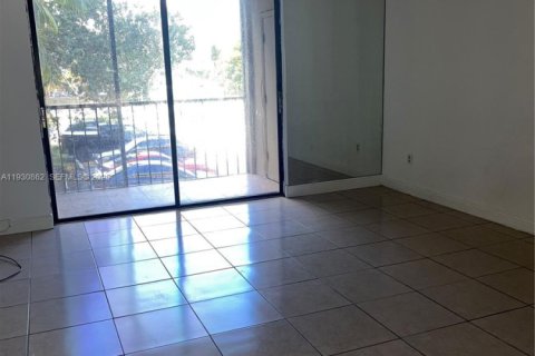 Condo in Miami, Florida, 2 bedrooms  № 1989531 - photo 3