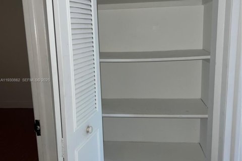 Condo in Miami, Florida, 2 bedrooms  № 1989531 - photo 12