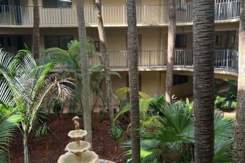 Condo in Miami, Florida, 2 bedrooms  № 1989531 - photo 16