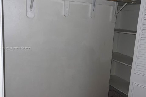 Condo in Miami, Florida, 2 bedrooms  № 1989531 - photo 13