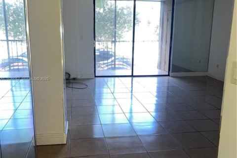Condo in Miami, Florida, 2 bedrooms  № 1989531 - photo 4