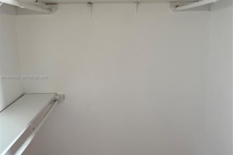 Condo in Miami, Florida, 2 bedrooms  № 1989531 - photo 9