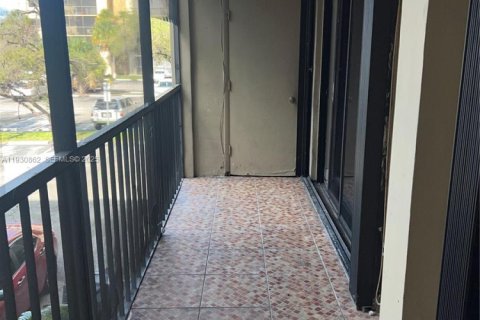 Condo in Miami, Florida, 2 bedrooms  № 1989531 - photo 7