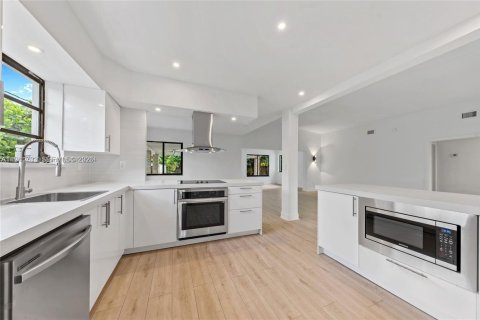 Casa en alquiler en North Bay Village, Florida, 4 dormitorios, 184.97 m2 № 1998947 - foto 11