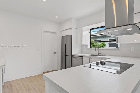 Casa en alquiler en North Bay Village, Florida, 4 dormitorios, 184.97 m2 № 1998947 - foto 9