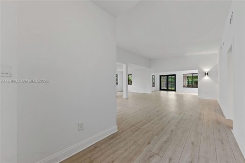 Casa en alquiler en North Bay Village, Florida, 4 dormitorios, 184.97 m2 № 1998947 - foto 5