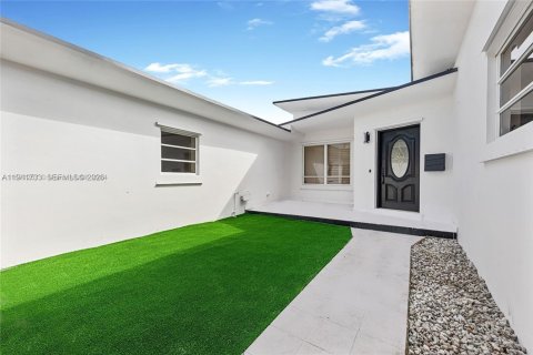 Casa en alquiler en North Bay Village, Florida, 4 dormitorios, 184.97 m2 № 1998947 - foto 2