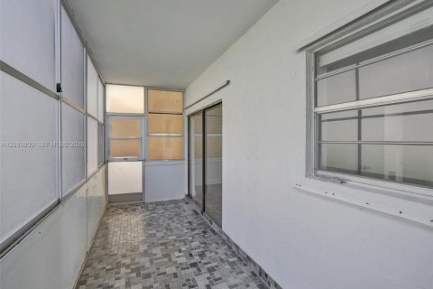 Condo in Lauderdale Lakes, Florida, 2 bedrooms № 2402443 - photo 17