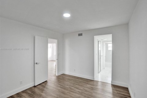 Condo in Lauderdale Lakes, Florida, 2 bedrooms № 2402443 - photo 9