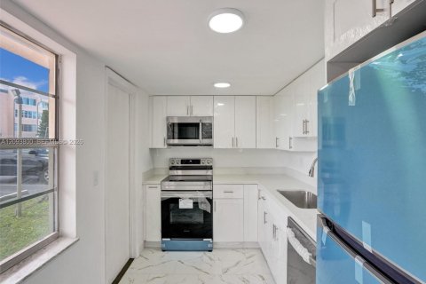 Condo in Lauderdale Lakes, Florida, 2 bedrooms № 2402443 - photo 3