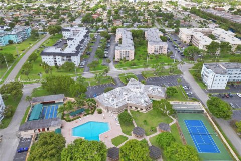 Condo in Lauderdale Lakes, Florida, 2 bedrooms № 2402443 - photo 25