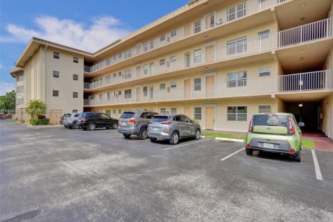 Condo in Lauderdale Lakes, Florida, 2 bedrooms № 2402443 - photo 22