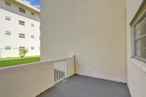 Condo in Lauderdale Lakes, Florida, 2 bedrooms № 2402443 - photo 19