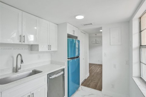 Condo in Lauderdale Lakes, Florida, 2 bedrooms № 2402443 - photo 4
