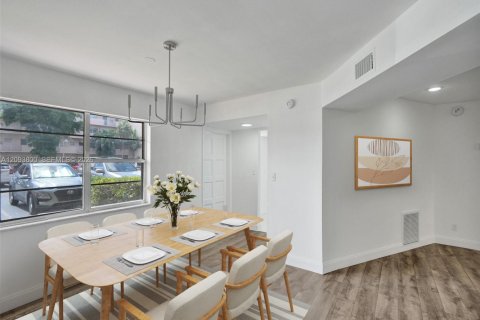 Condo in Lauderdale Lakes, Florida, 2 bedrooms № 2402443 - photo 2