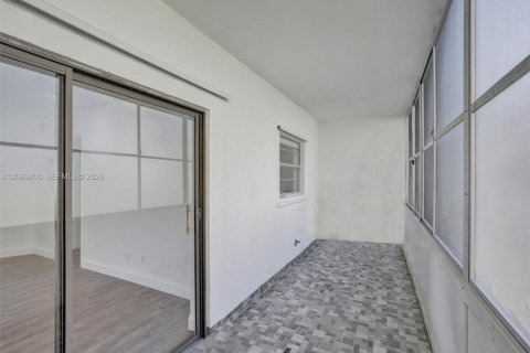 Condo in Lauderdale Lakes, Florida, 2 bedrooms № 2402443 - photo 16