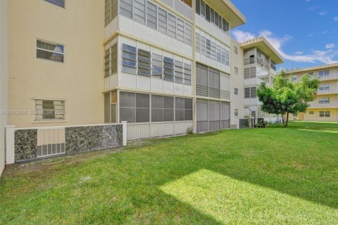 Condo in Lauderdale Lakes, Florida, 2 bedrooms № 2402443 - photo 21