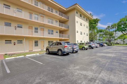 Condo in Lauderdale Lakes, Florida, 2 bedrooms № 2402443 - photo 23