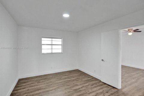 Condo in Lauderdale Lakes, Florida, 2 bedrooms № 2402443 - photo 15