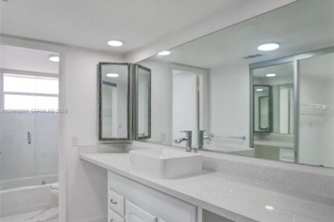 Condo in Lauderdale Lakes, Florida, 2 bedrooms № 2402443 - photo 11