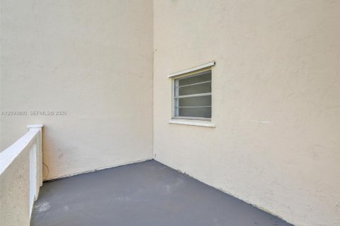 Condo in Lauderdale Lakes, Florida, 2 bedrooms № 2402443 - photo 18