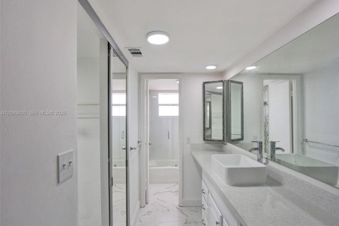 Condo in Lauderdale Lakes, Florida, 2 bedrooms № 2402443 - photo 10