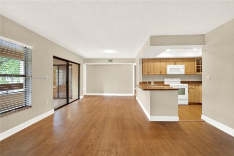 Купить кондоминиум в Майами, Флорида 2 спальни, 89.65м2, № 1922925 - фото 2