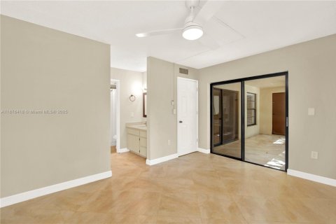 Купить кондоминиум в Майами, Флорида 2 спальни, 89.65м2, № 1922925 - фото 12