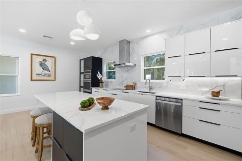 Casa en venta en Saint Petersburg, Florida, 5 dormitorios, 419.73 m2 № 2107371 - foto 4