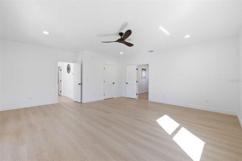 Casa en venta en Saint Petersburg, Florida, 5 dormitorios, 419.73 m2 № 2107371 - foto 28